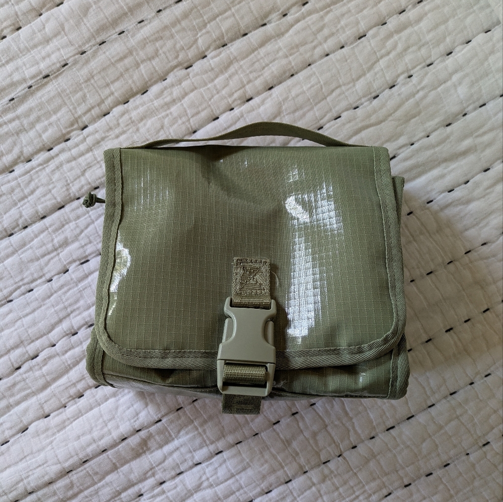 Calpak Terra Hanging Toiletry Bag in Juniper
